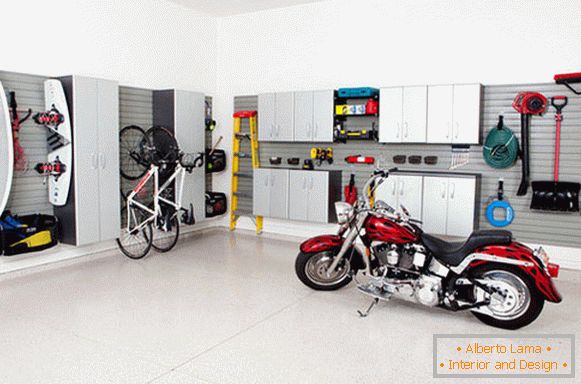 Motorrad im Inneren einer Hausgarage