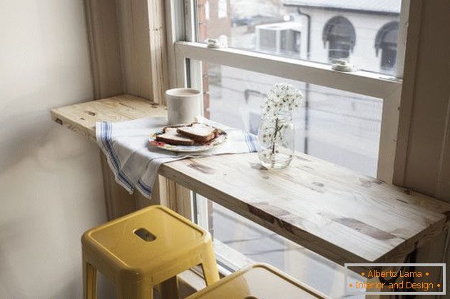 Tisch und Stühle am Fenster