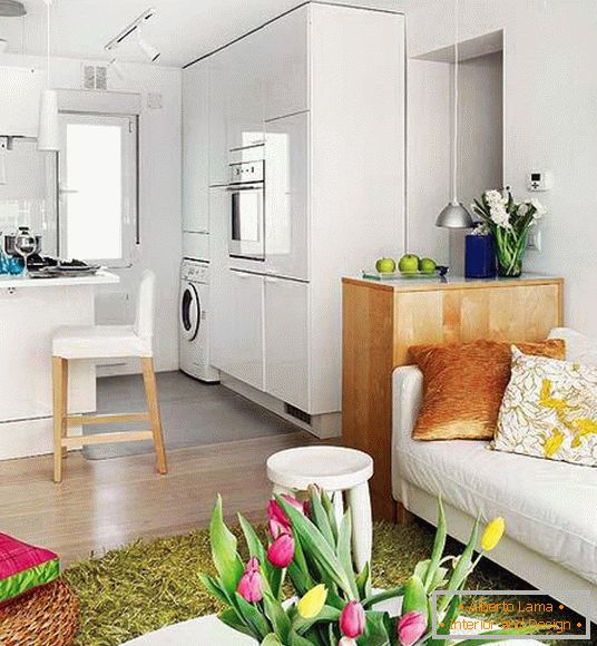 Weiße Küche im Wohnzimmer einer kleinen Wohnung in Spanien