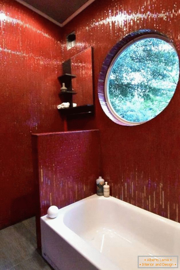 Innenarchitektur eines kleinen Hauses: Foto. Яркие стены в ванной