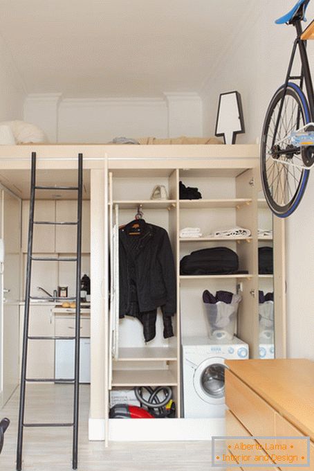 Garderobe im Inneren einer kleinen Wohnung