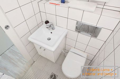 Kleines Badezimmer in weißer Farbe