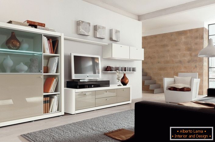 Die Verwendung von modularen Möbeln in einem modernen Wohnzimmer überlastet nicht den Raum des Raumes.