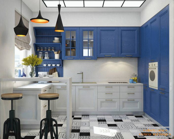 Günstig im mediterranen Innenraum wirkt auch eine Kombination aus weißem und sattem Blau. Das Küchenset ist mit einer großen Anzahl von funktionalen und geräumigen Regalen und Schubladen ausgestattet.