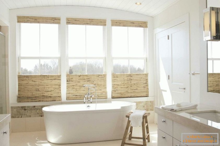Teures Badezimmer mit natürlichen Materialien und großen Fenstern