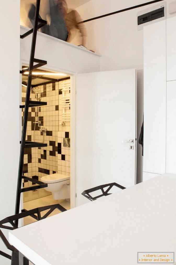Ein Badezimmer der Studiowohnung in Schwarzweiss