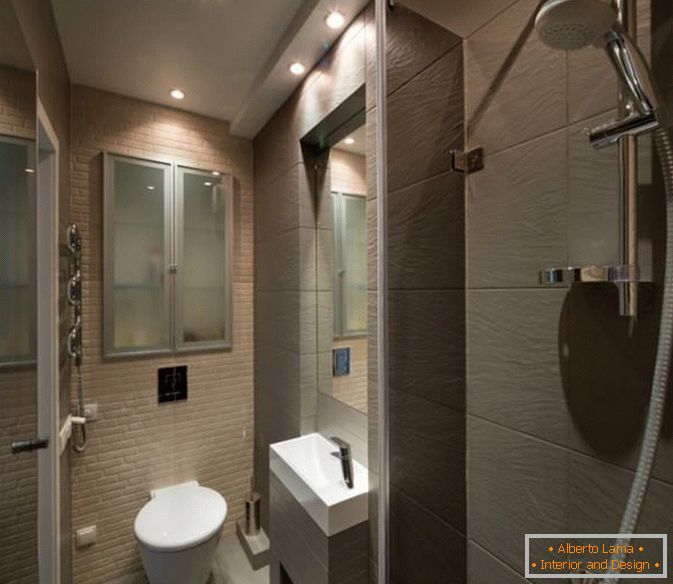 Badezimmer eines kleinen Studio-Apartments in Kiew
