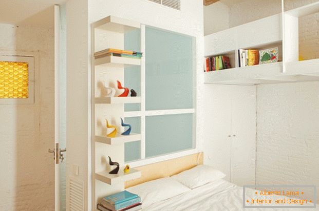 Projekt der Miniwohnung: weißer Ziegelstein in der Schlafzimmerdekoration