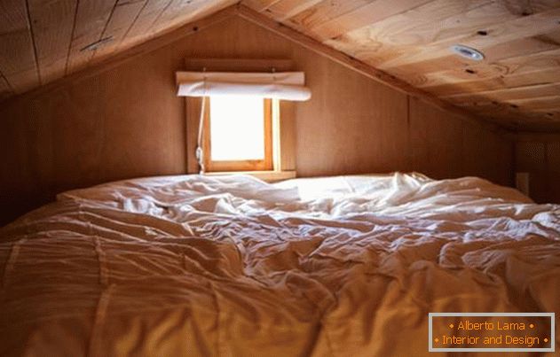 Schlafzimmer unter der Decke in einem sehr kleinen Haus