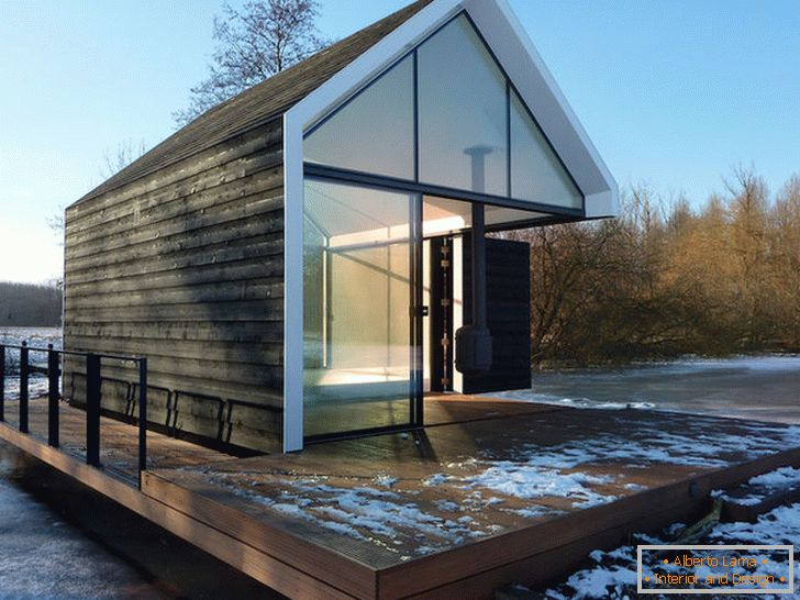 Kleines Glashaus nahe dem See in Holland