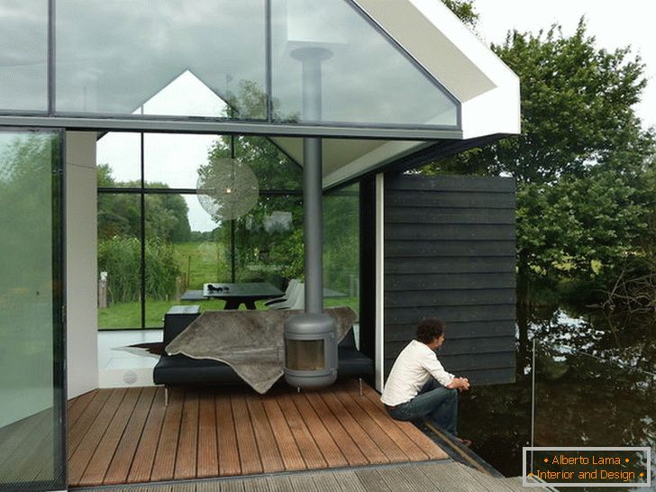 Terrasse eines kleinen Glashauses durch den See in Holland