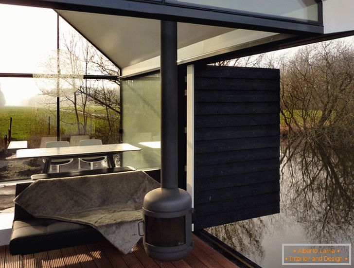 Terrasse eines kleinen Glashauses durch den See in Holland