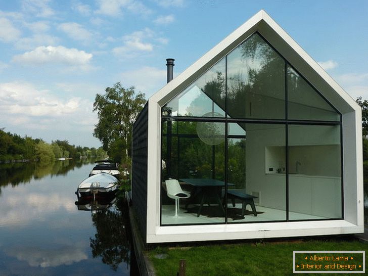 Kleines Glashaus nahe dem See in Holland