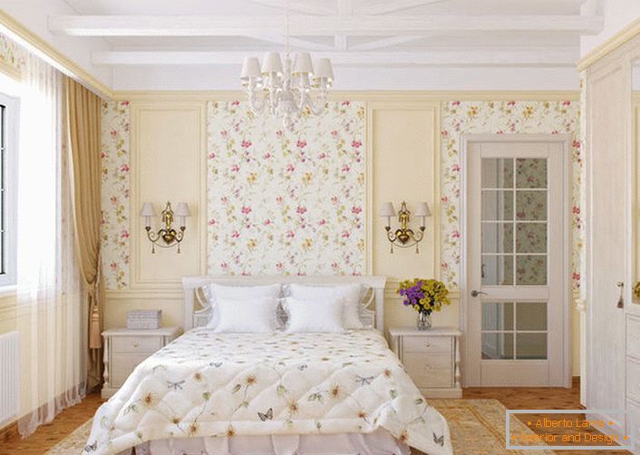 Die Wände des Schlafzimmers im Landhausstil sind mit Blumentapeten dekoriert, die sich harmonisch in die Tagesdecke auf dem Bett einfügen.