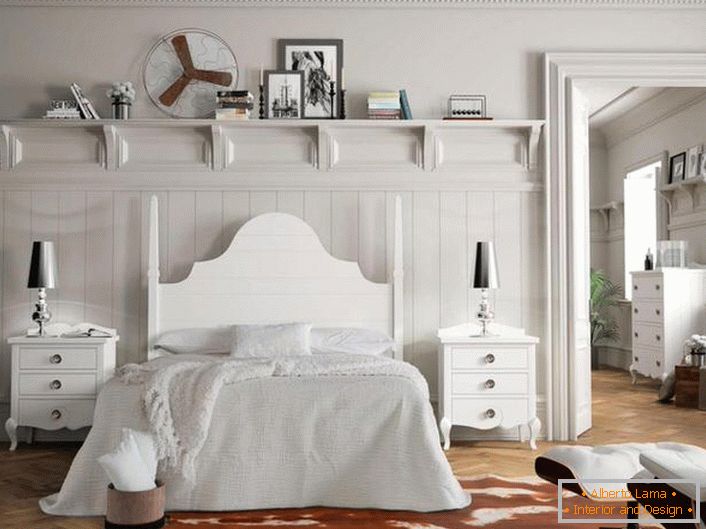 Weißes Zimmer im Landhausstil mit richtig ausgewählten Möbeln. Besonders interessant sind Nachttische mit kleinen Schubladen.