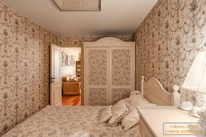 Ein gemütliches Land Schlafzimmer in einem kleinen Landhaus im Süden von Italien.