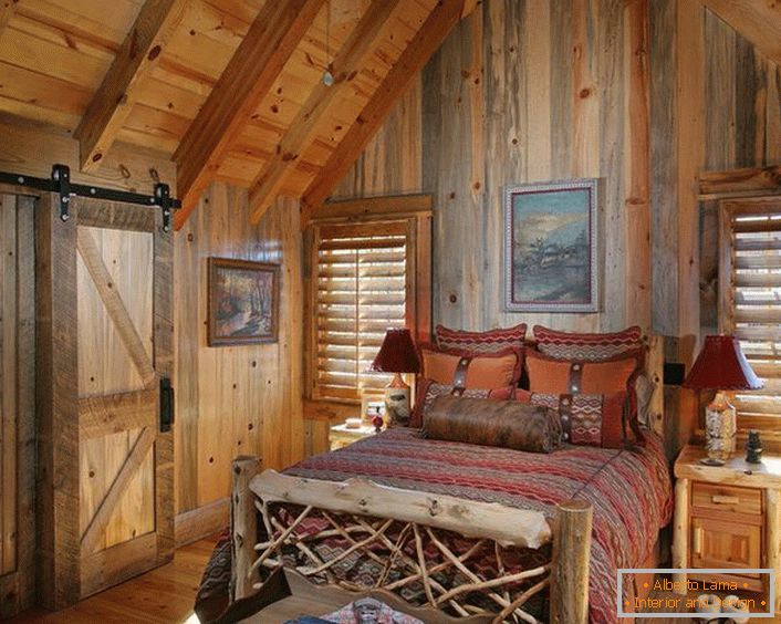 Ein Schlafzimmer im Landhausstil in einem kleinen Jagdschloss im Norden von Frankreich.