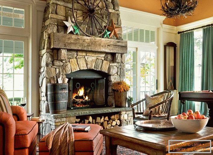 Ein geräumiges Gästezimmer in einem Landhaus im Landhausstil. Bemerkenswert sind große Fenster mit Holzrahmen und ein riesiger Kamin aus Naturstein.