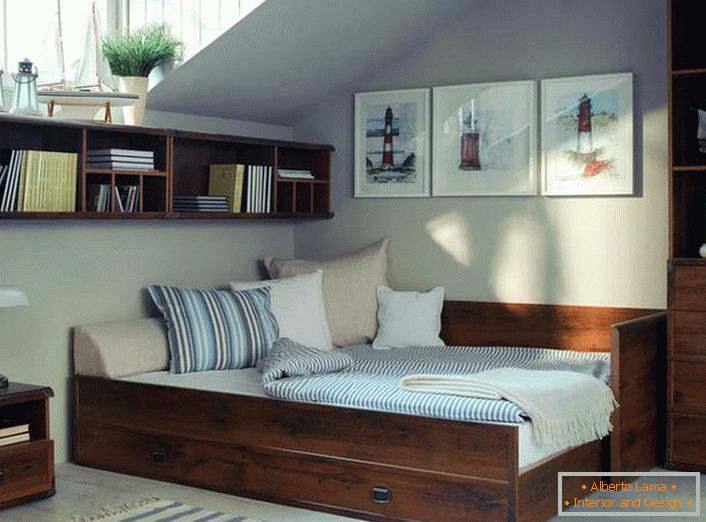 Modernes Land im Schlafzimmer. Funktionale Möbel aus Holz machen den Raum nicht überladen.