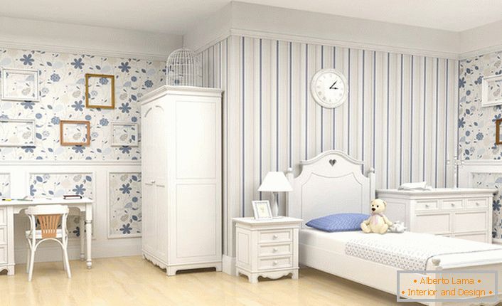 Ein geräumiges Zimmer im Landhausstil für ein Kind. Stilvolle moderne Möbel im rustikalen Stil sind mit leeren Rahmen verziert - ein kreativer Gestaltungsschritt.