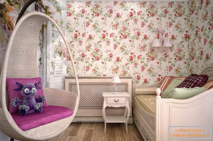 Das Zimmer für eine junge Dame ist im Landhausstil eingerichtet. In den besten Traditionen des Stils verwendete der Designer Tapeten mit einem Blumenornament.