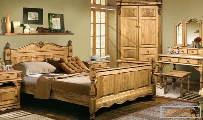Massive Möbel aus Holz im rustikalen Stil. Eine leichte Holzanordnung bringt Komfort und Einfachheit in den Raum, die Wärme des Familienherds.