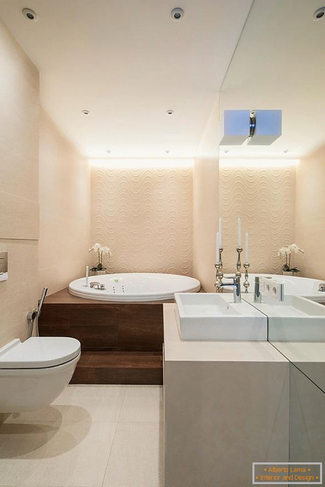 Luxuriöses rundes Bad in einem hellen Badezimmer