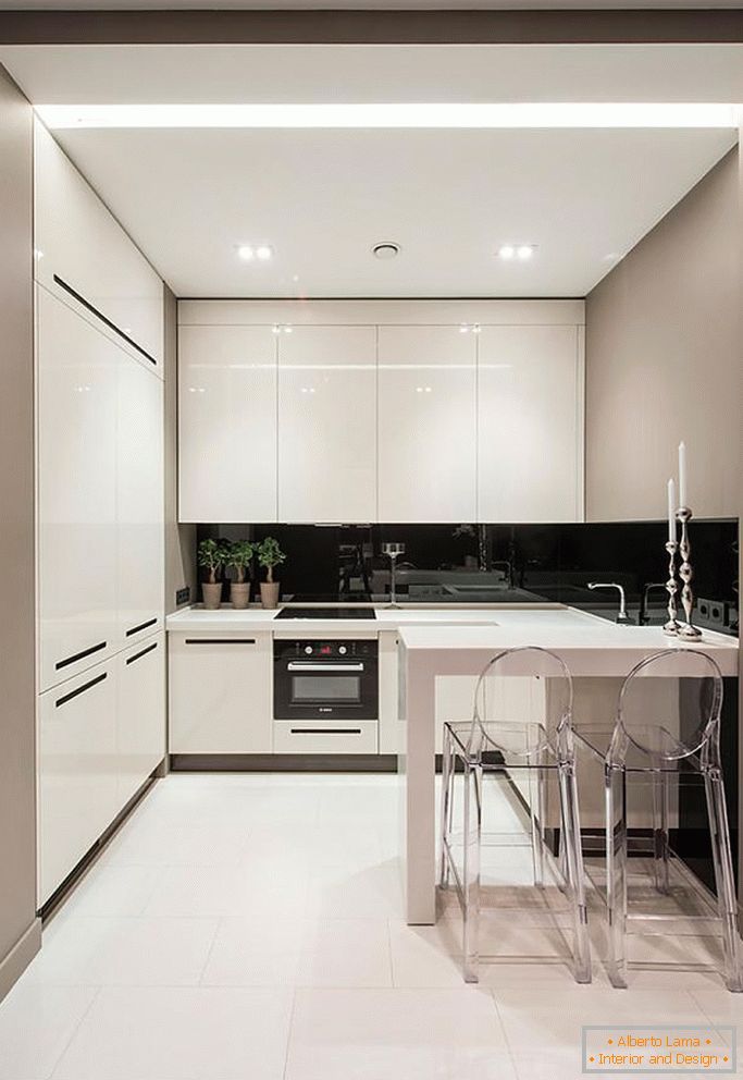 Elegante Schwarz-Weiß-Küche in einem kleinen Raum