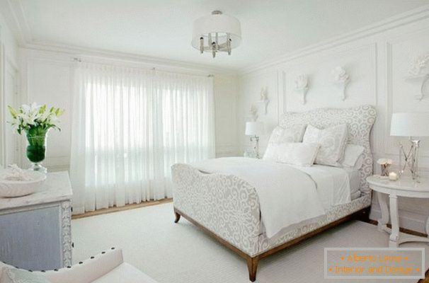 Schlafzimmerinnenraum in der weißen Farbe