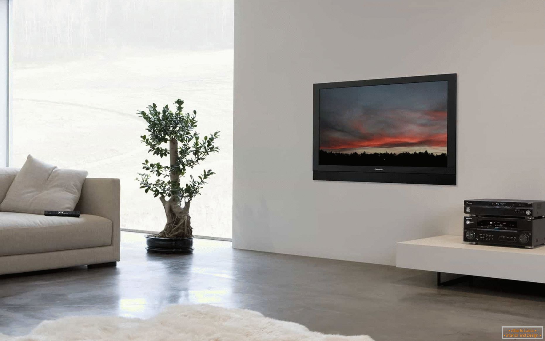 Fernsehapparat auf der weißen Wand im Wohnzimmer