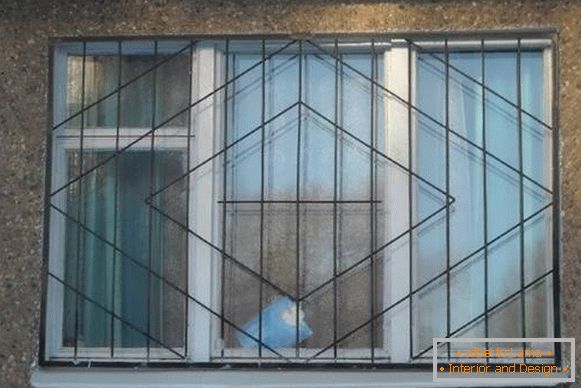 Geschweißte Metallgitter an Fenstern - Foto von der Fassade
