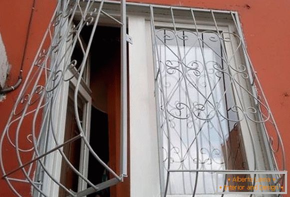 Schöne Gitter auf den Fenstern - Foto des Hauses draußen ausdehnen