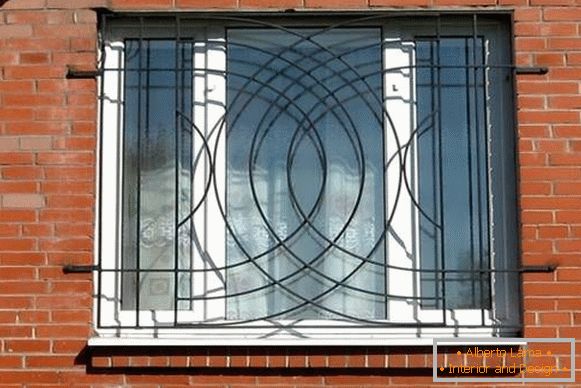 Moderne Fenstergitter - Foto im ersten Stock