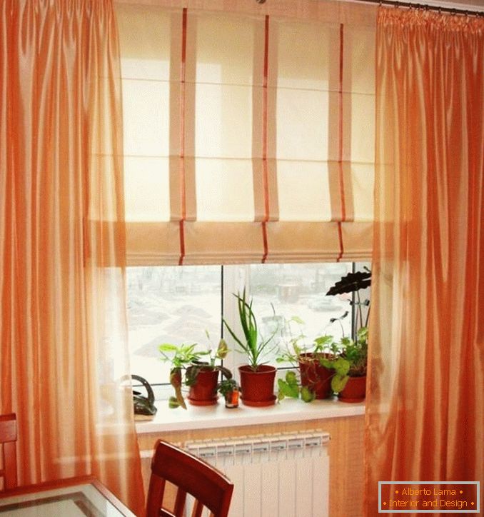 Römisches Vorhangfoto für Plastikfenster in der Küche