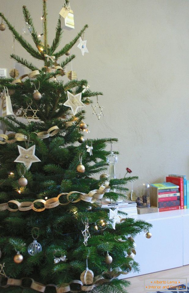 Weihnachtsbaum mit unseren selbstgemachten Spielzeugen verziert