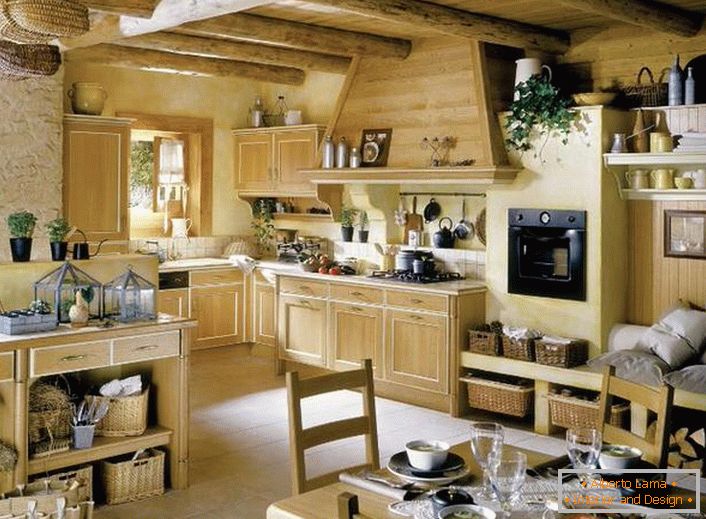 Küche im französischen Stil aus Massivholz ist mit Blumen geschmückt, die gleichmäßig im Raum angeordnet sind. 
