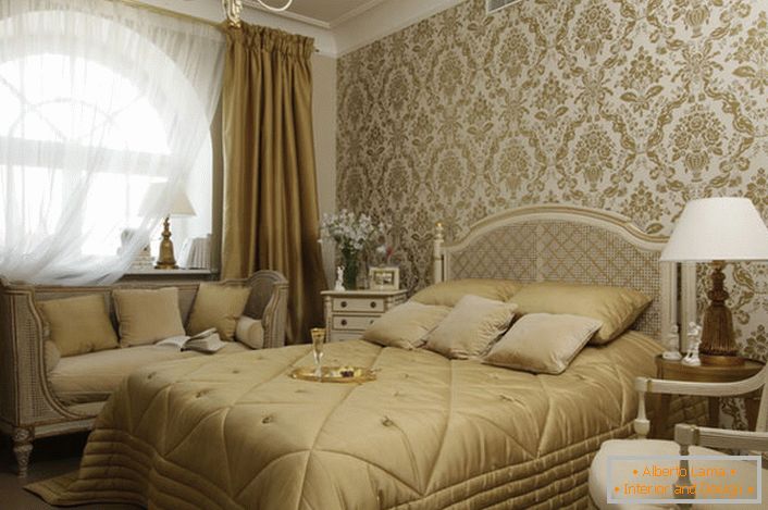 Ein kleines Familienzimmer im französischen Stil mit einem großen Rundbogenfenster wirkt stilvoll und spektakulär.
