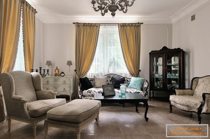 Der französische Stil im Inneren des Gästezimmers wirkt entspannt und elegant. Sein schickes Interieur verleiht eine glatte Linie von Möbeln und richtig ausgewählte Beleuchtung.