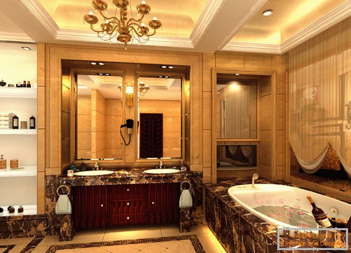 Ein riesiges Badezimmer im Empire-Stil ist kunstvoll mit kleinen dekorativen Details dekoriert. Entsprechend den Anforderungen des Stils werden Handtuchhalter, Wandlampen, ein Vorhang aus hellem Stoff am Fenster ausgewählt.