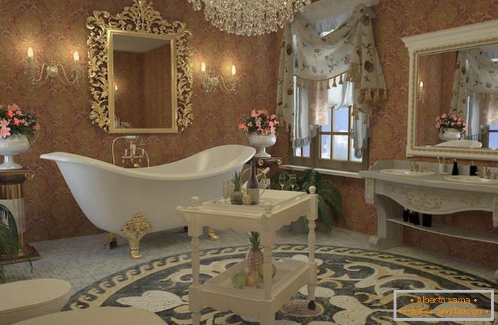 Design-Projekt für ein stilvolles Badezimmer im Empire-Stil. Exquisites Badezimmer auf vier gemusterten, goldenen Beinen, ein Spiegel in einem geschnitzten Rahmen, ein Kronleuchter aus Bergkristall passen perfekt zusammen.
