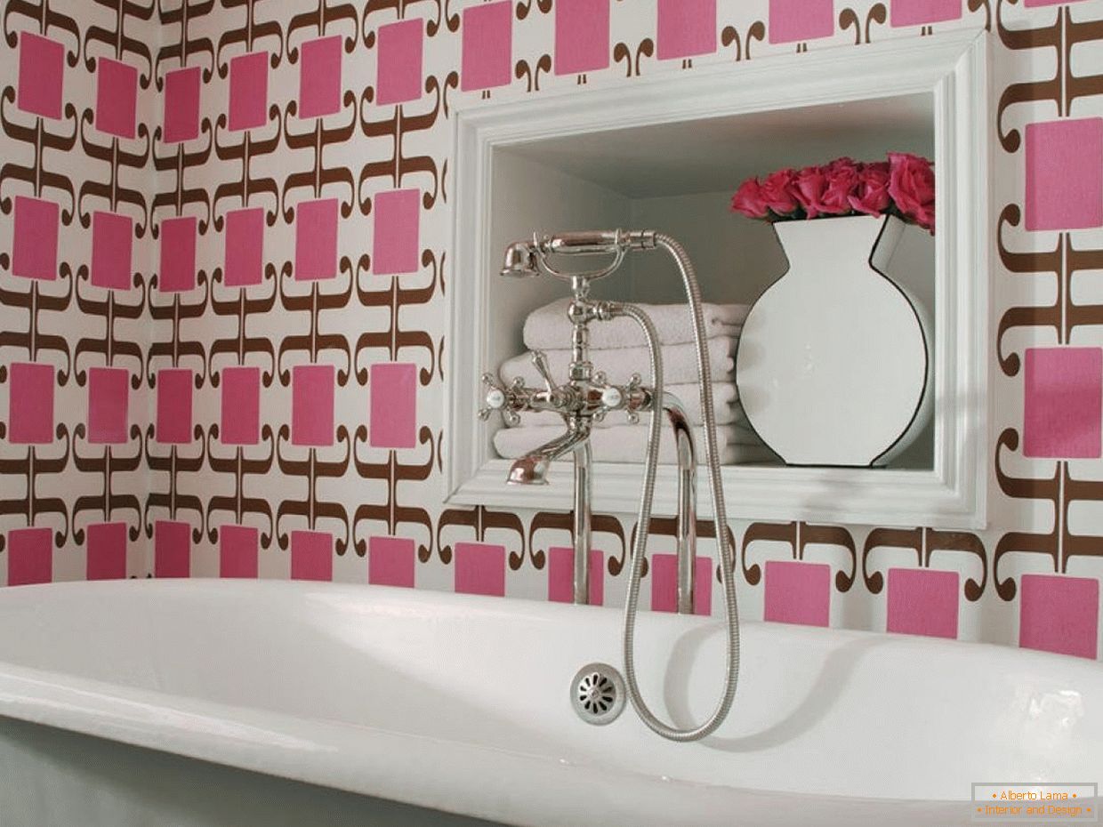 Badezimmer mit Wanddekoration in rosa Farben