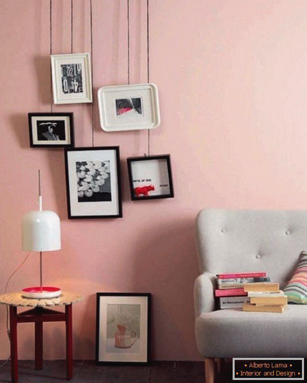 Graues Sofa auf einem rosa Hintergrund