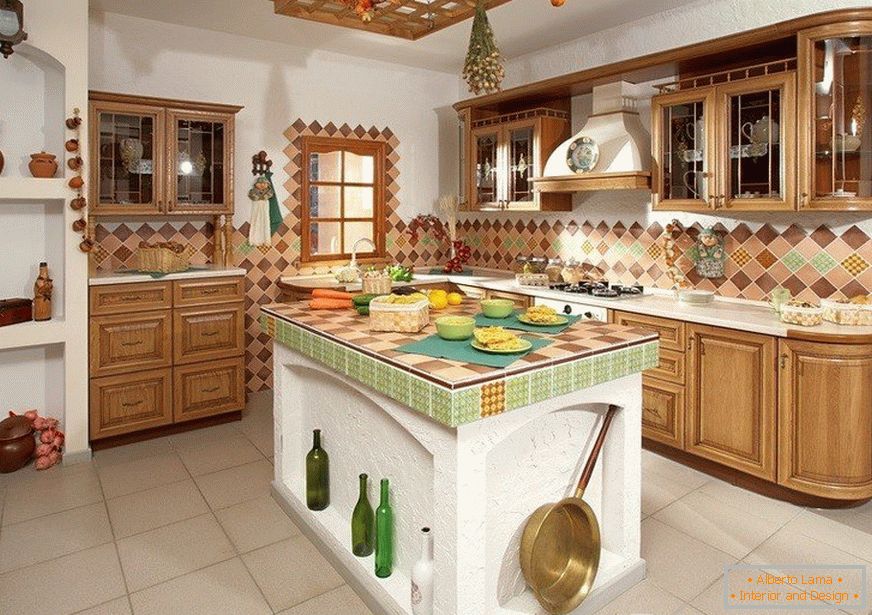 Küche mit einer Insel im russischen Stil