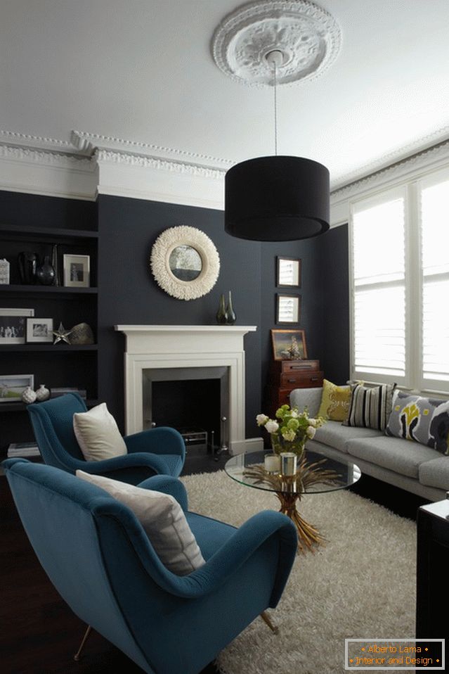 Schwarze Farbe im Inneren des modernen Wohnzimmers