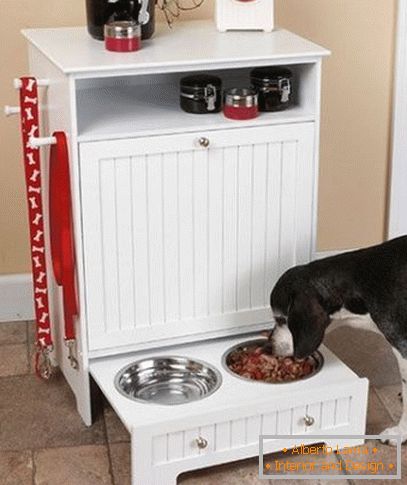 Essen für einen Hund in einer Schublade