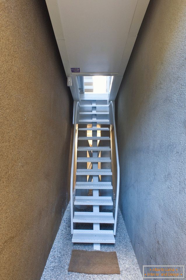 Treppe zu schmalen Häusern