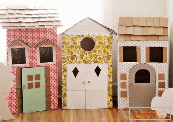 Spielzeughäuser aus Pappe