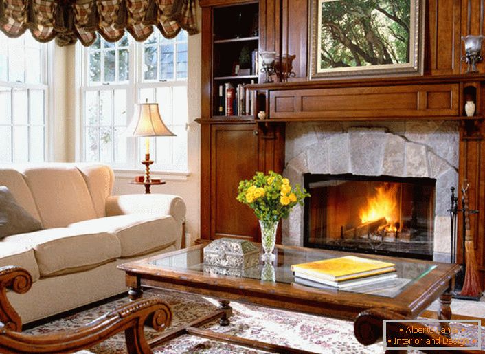 Exquisite Einfachheit des Wohnzimmers im englischen Stil.
