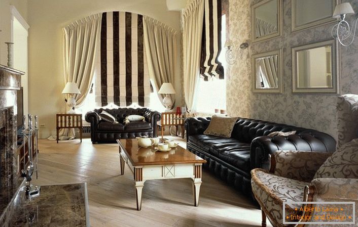 Ein Beispiel für einen Salon. Der Designer im Interior Center setzte Chesters luxuriöse Ledersofas an und schlug sie mit hellen Tapeten. 