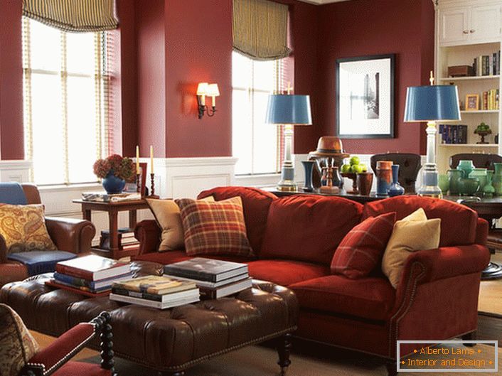Elegante Möbel in einem geräumigen Wohnzimmer. Erstaunliche Harmonie von Rot im traditionellen englischen Interieur. 